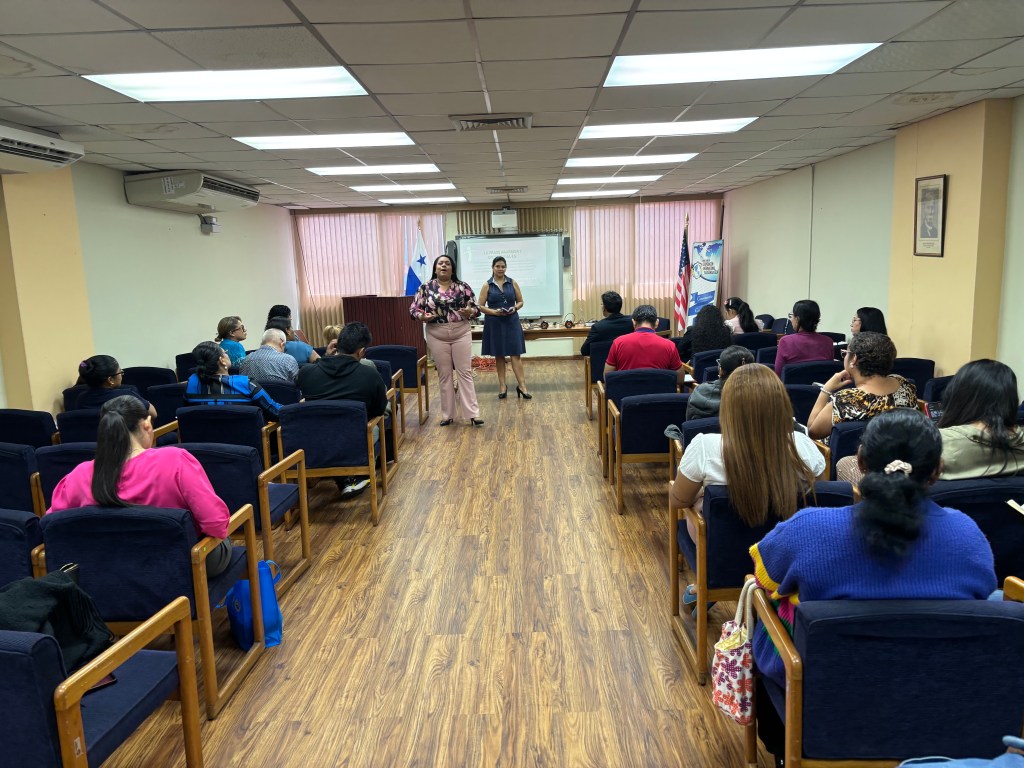 Universidad de Panamá fortalece habilidades de comunicación con seminario sobre el arte de hablar en&nbsp;público
