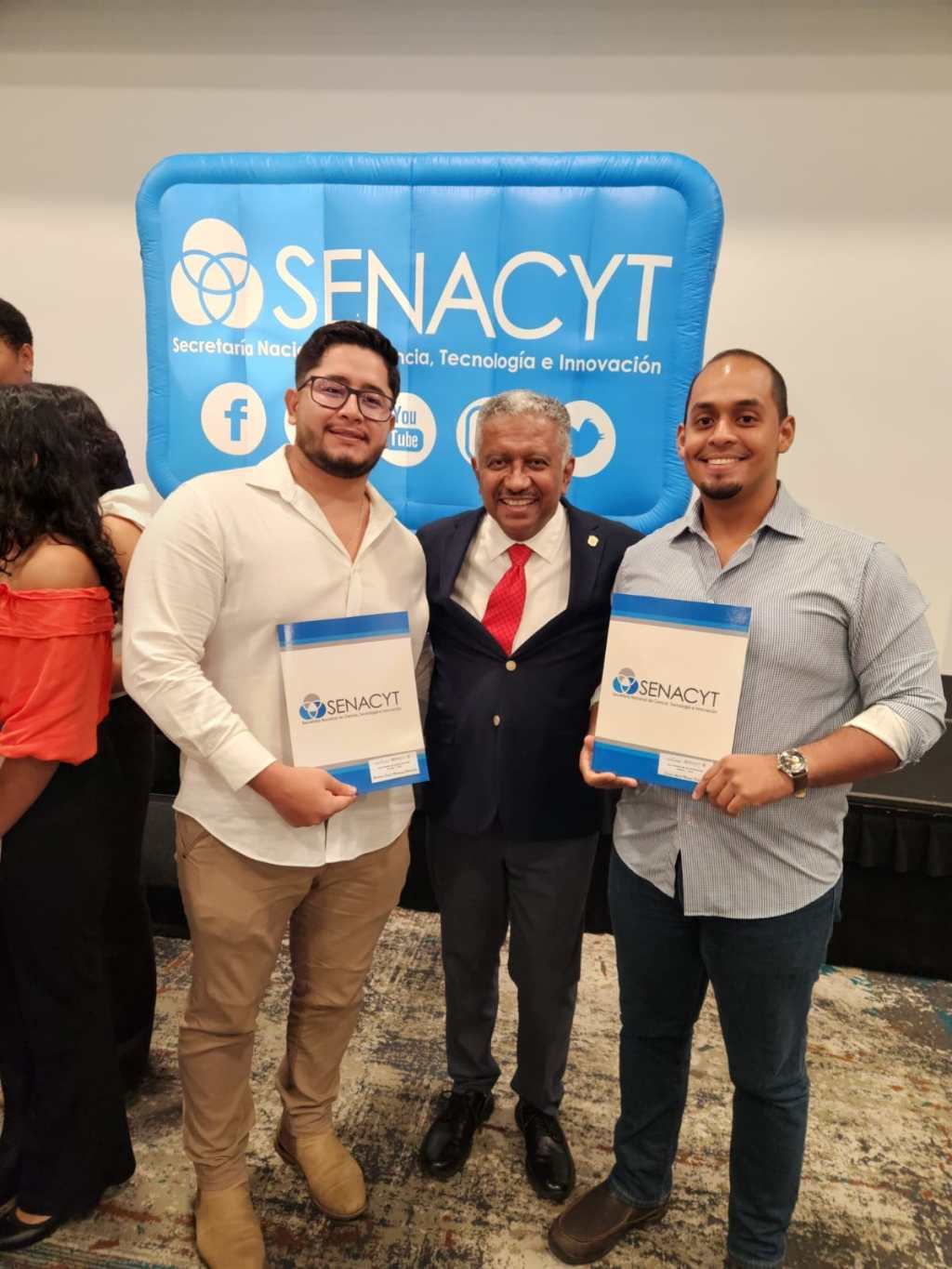 Docentes de la Universidad de Panamá obtienen tercer y cuarto lugar nacional en becas doctorales de SENACYT
