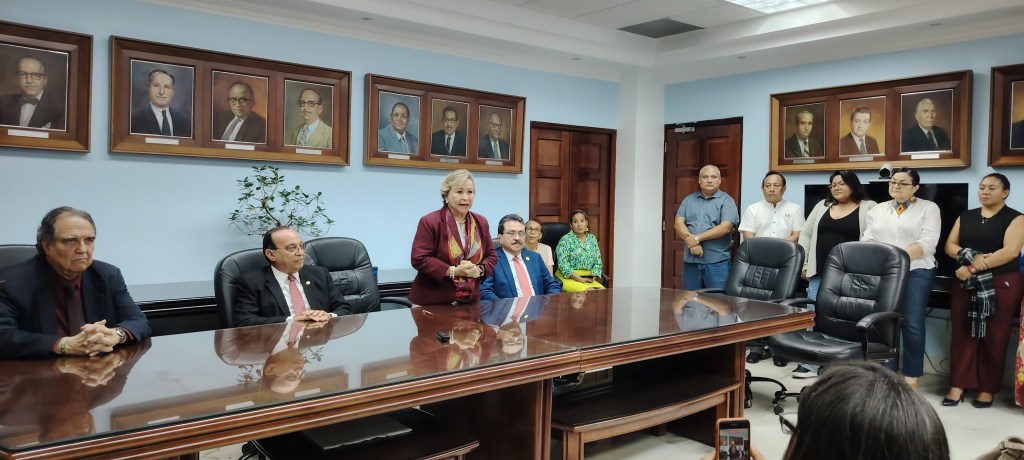 Gloria de Ho asume como decana de la Facultad de Humanidades para el período&nbsp;2026-2031