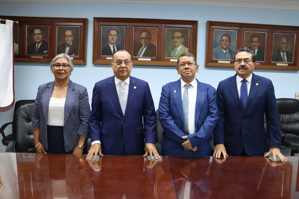 Arístides Quijada Ramos y Priscila Vergara asumen la dirección del Centro Regional Universitario de Coclé para el periodo&nbsp;2026-2031