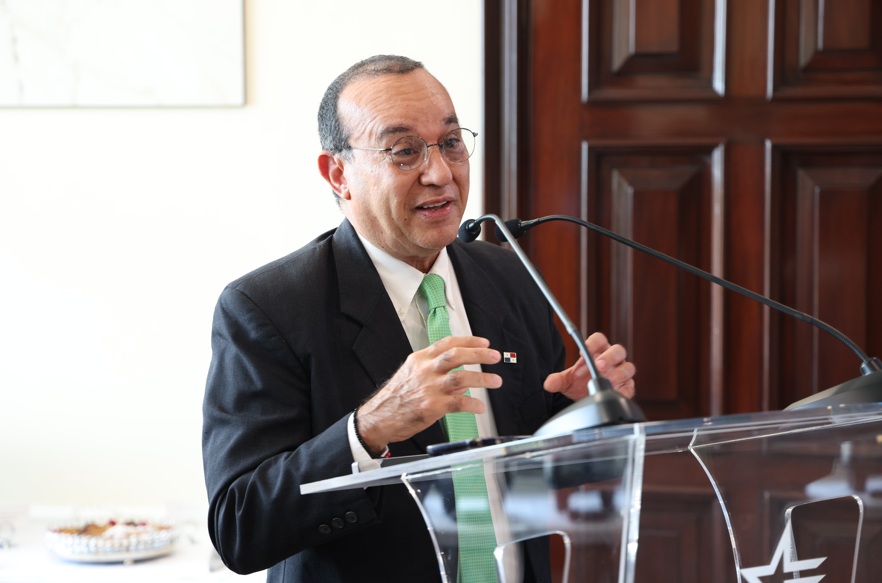 Dr. Eduardo Flores Castro culmina diez años de liderazgo universitario en la Universidad de Panamá