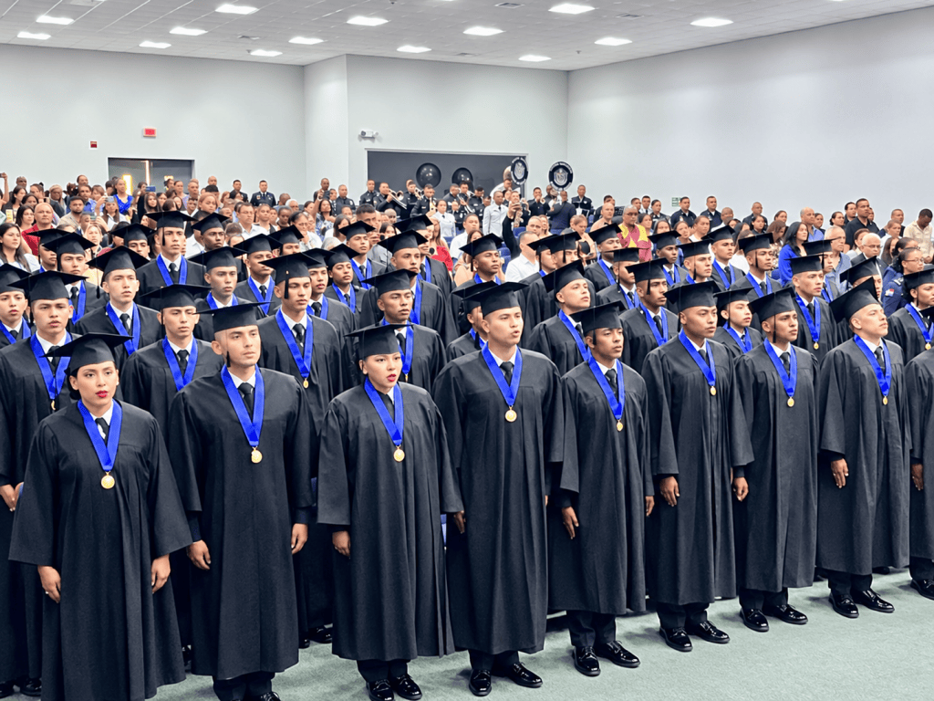 Universidad de Panamá gradúa a 50 nuevos profesionales en Administración Policial, con participación de cuatro&nbsp;países